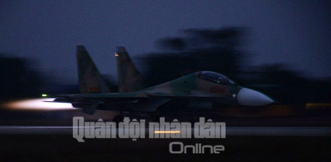 Những chiếc SU-30MK2 lần lượt tăng lực, “vẽ” những đường lửa thẳng căng từ 2 miệng động cơ, rồi vút lên bầu trời đêm.